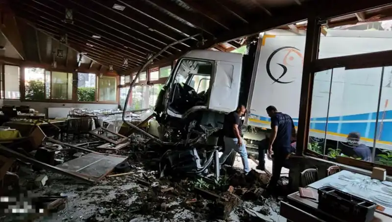 Freni Boşalan Kamyon, Restorana Daldı: Korku Dolu Anlar!