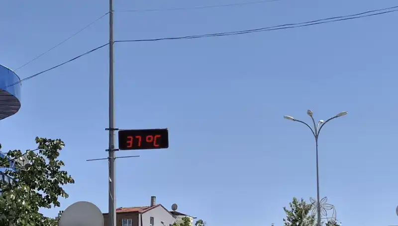 Termometreler İhtiyaç Kadar Yükseliyor: İlçemizde 38 Dereceyi Gördük!