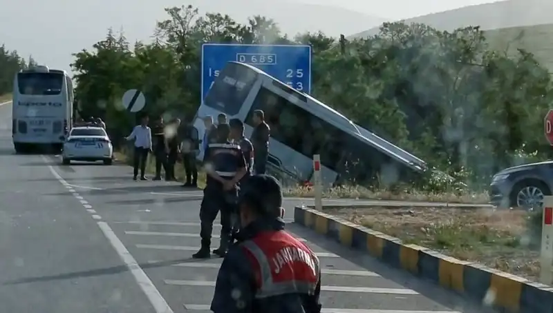 Isparta'da Tur Otobüsü ve Yolcu Otobüsü Kaza Yaptı: Çok Sayıda Yaralı