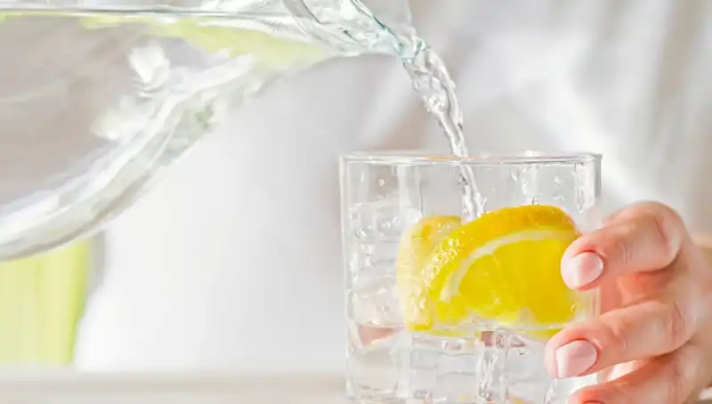Limonlu Su İçmenin Bilinmeyen Faydaları Açıklandı: Doktorun Önerileri