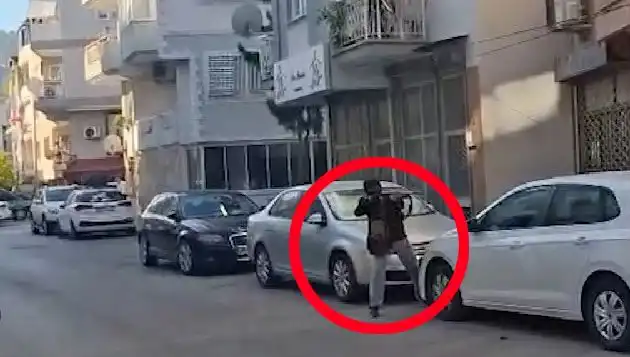 İzmir'de Gece Yarısı Saldırı! O Anlar Kameralara Yansıdı