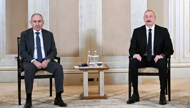 Aliyev ve Paşinyan, Abu Dabi'de Tarihi Barış Görüşmesi İçin Buluştu