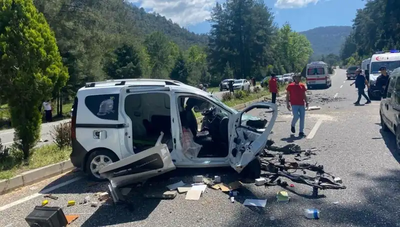 Marmaris'te Feci Kaza! Savaş Alanına Dönen Yolda Can Kaybı ve Yaralılar Var