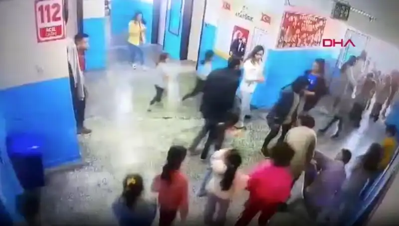 Okulda Bayılan Öğrenciyi Müdür Yardımcısı Kurtardı: İşte O Anlar