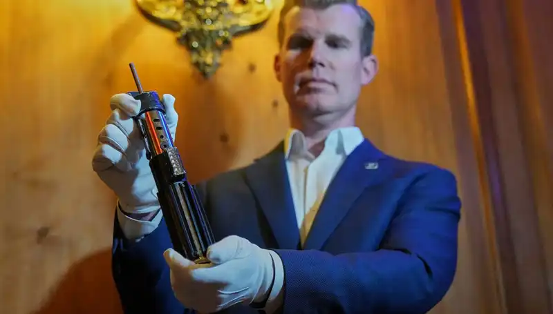 Darth Vader'ın Işın Kılıcı Efsanevi Bir Fiyata Satıldı!