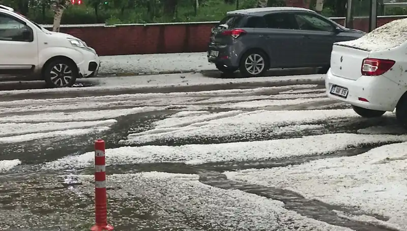 Ardahan'da Dolu Alarmı: Şehir Beyaza Büründü, Tarım Ürünleri Tehditte!