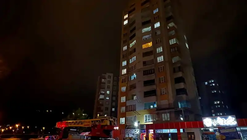 Apartmanın Çatısına Düşen Yıldırım, Mahallede Panik Yarattı