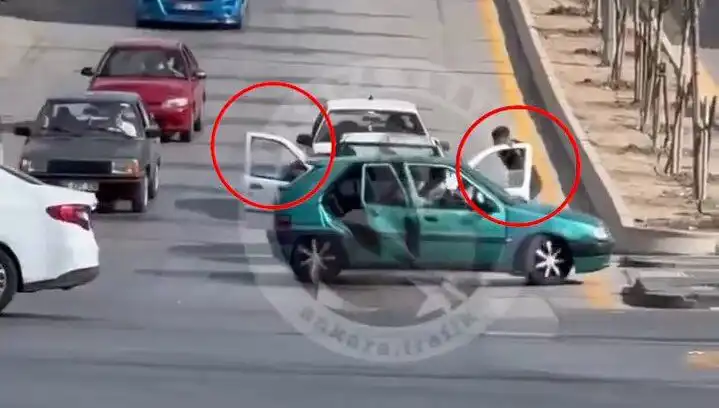 Trafikte Yaşanan Korkunç Saldırı: Bıçak ve Kılıçlı Kavga Gözaltılara Yol Açtı
