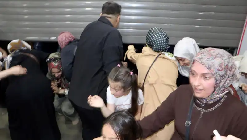 Alışveriş Merkezinde Yüzde 50 İndirim Heyecanı ile İzdiham Yaşandı!