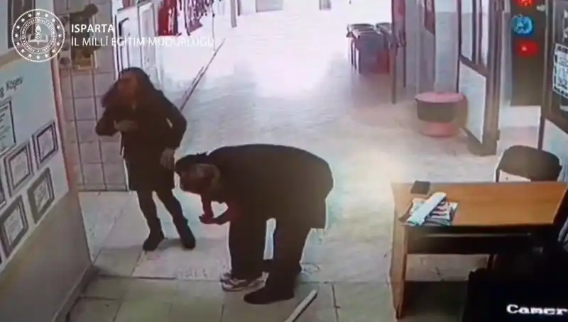Öğretmen, Heimlich Manevrası ile Hayat Kurtardı: Dramatik Anlar Sınıfta Yaşandı