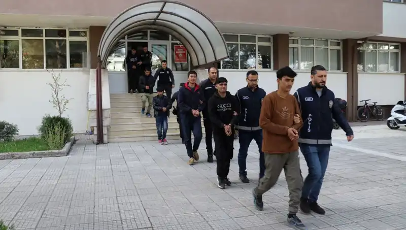 Düzensiz Göçmen Yakalanmalarında Artış: İki İlde 21 Kişi Ele Geçirildi