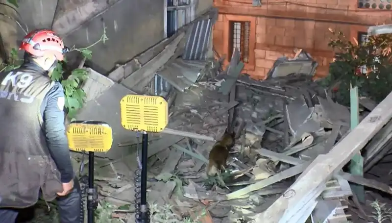 İstanbul'da Deprem Sonrası Göçük: Hasar Alan Binalar Tehlike Saçıyor