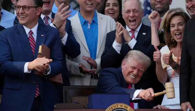 Trump, "Büyük, Güzel Yasa Tasarısı"nı İmzaladı: Neler Değişiyor?
