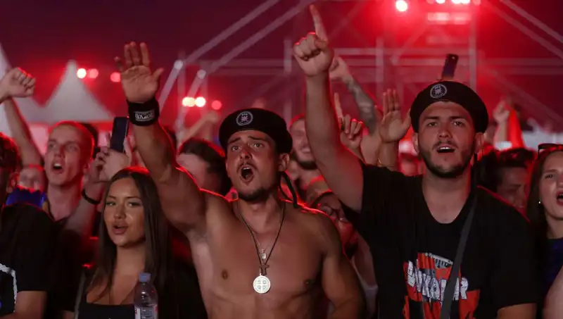 Thompson'un Konserinde Nazi Selamı İle Tüm Dikkatler Üzerine Toplandı