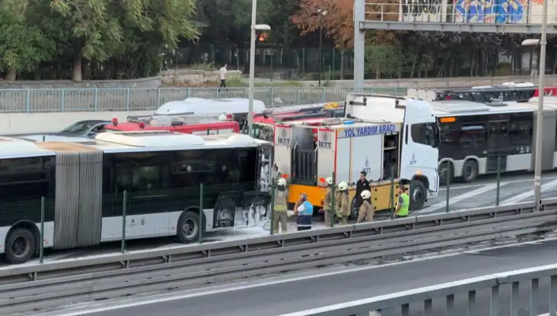 İstanbul Metrobüs Yangını: Trafikte Felç Eden Olay ve Detayları