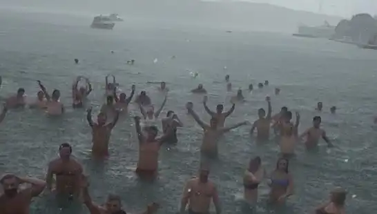İstanbul Bebek'te Yağmura Rağmen Deniz Keyfi: Kalabalık Akın Etti