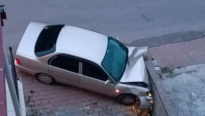 Kontrolü kaybeden araç duvara çarptı: Son dakika gelişmeleri