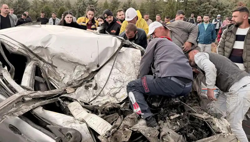 TIR İle Çarpışan Araç: Saniyeler İçinde Kağıt Gibi Ezildi!