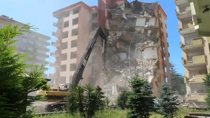 Dalgalar Yıkımı Tetikledi: Deprem Değil, Binalar Çöktü!