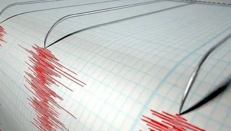 Ege Denizi'nde 3.5 Büyüklüğünde Deprem: Halk Endişeli