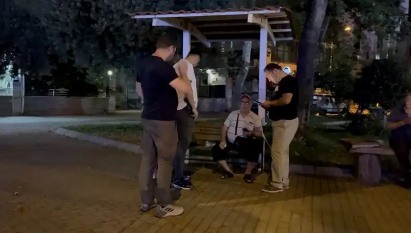 Görme Kaybı Olan Adamın Telefonunu Çaldılar: Güvenlik Kamerası İfşa Etti