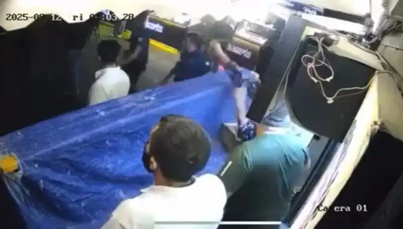 Ortaköy'de Gece Yarısı Skandalı: Tekme Tokat Kavga Güvenlik Kameralarına Yansıdı