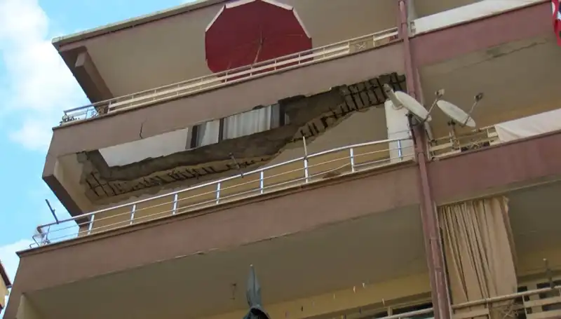 Güngören'de Korkutucu Olay: Beş Katlı Bina Balkonunun Çökmesi