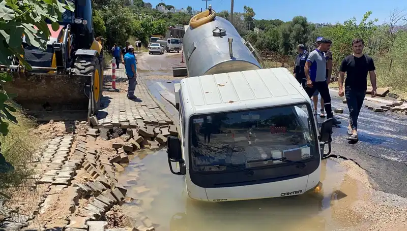 Bodrum'da Su Hattı Patladı: Tanker Korkunç Bir Çukura Düştü
