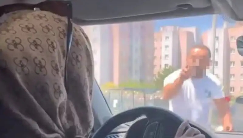 Trafikte Dehşet Anları: Aracın Camını Yumruklayan Şahıs!