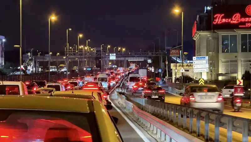 Yenibosna Metrobüs Yaya Üst Geçidinde Büyük Değişiklikler Bekleniyor!