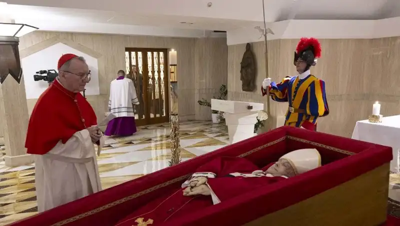 Papa'nın Tabuttaki Fotoğrafları: Gözyaşları ve Anılarla Dolu Bir Veda