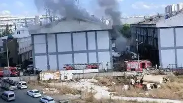 Başakşehir'deki Sanayi Sitesinde Korkutan Yangın: 5 İş Yerinde Büyük Hasar