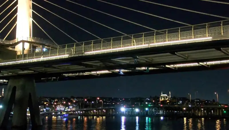 İstanbul'da Şok Olay: Metro Köprüsünden Denize Düşen Kişi Aranıyor