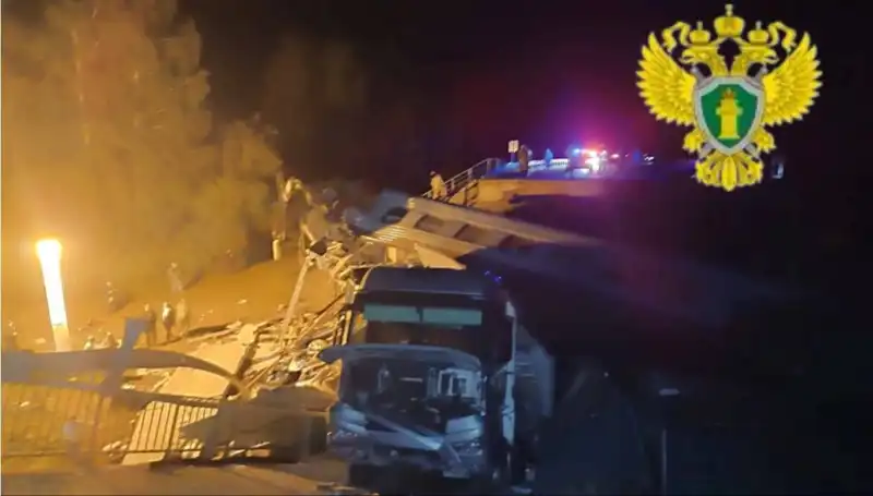 Rusya’da Köprü Tren Üzerine Çöktü: Facia Büyüyor