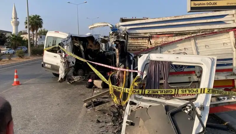 Mersin’de Tatil Yolunda Faciadan Kılpayı Dönüş: İki Can Gitti, Yaralılar Var
