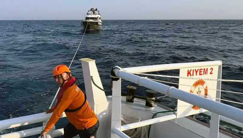 Marmaris Açıklarında Kaybolan Tekneye Cesur Kurtarma Operasyonu