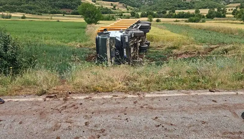Tokat’ta Devrilen Kamyonun Şoförü Can Verdi: Feci Kaza Ayrıntıları