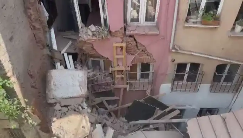 İstanbul'da Üç Katlı Binanın Balkonu Çöktü: Olay Yerinde Neler Yaşandı?