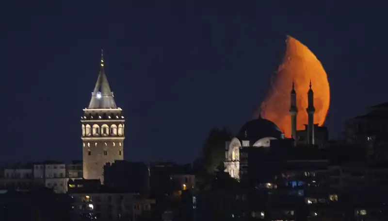 İstanbul'u Sarmalayan Görkemli Yarım Ay Gökyüzü Etkisi