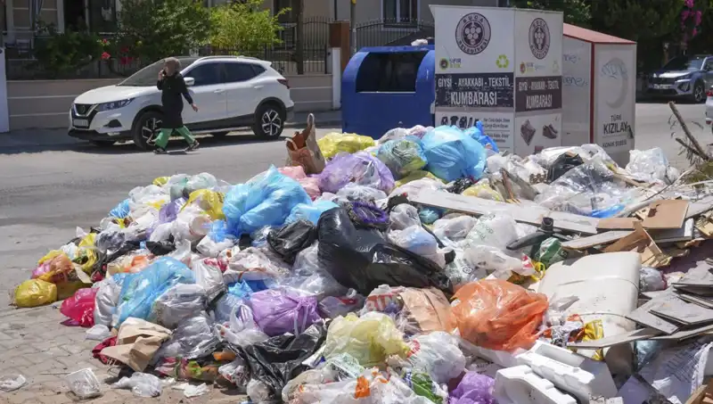 İzmir'de Çöp Yığınları Kahrediyor: Kentin Estetiği Tehdit Altında!