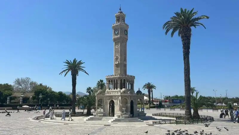 İzmir'de Sıcak Hava Dalgası Etkisini Gösterdi: Meydanlar Boş Kaldı