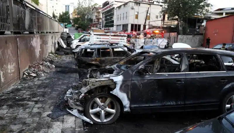 Sanayide Tamir Bekleyen Araçlar Korkunç Yangınla Alev Alev Yandı