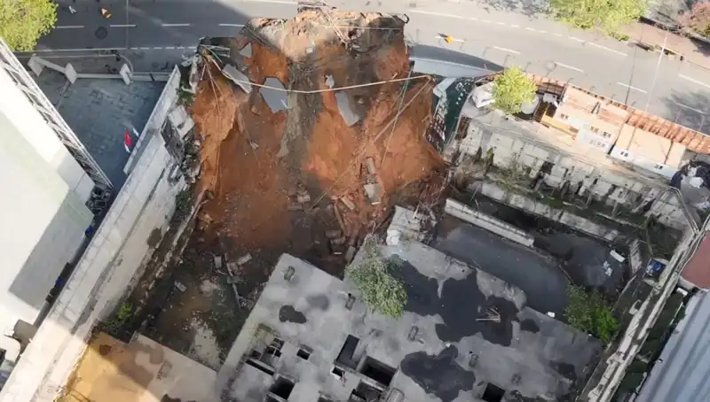 Sarıyer'de Aniden Çöken Yol, Şehir Hayatını Felç Etti