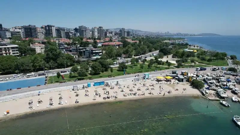 İstanbul Sıcakları Bastırdı: Caddebostan Sahili Kalabalık Oldu