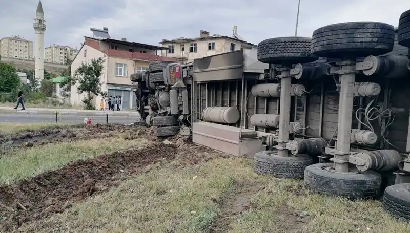 Erzurum'da Freni Boşalan TIR'ın Yarattığı Panik ve Zarar