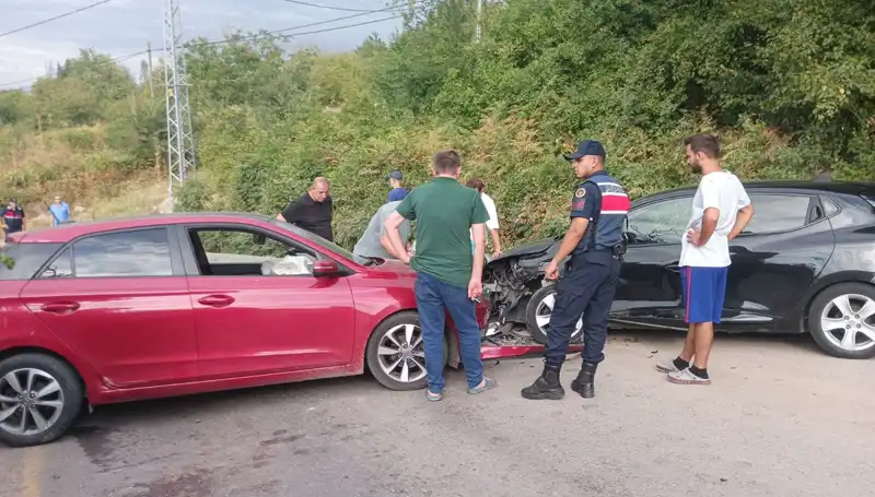 Karamürsel'de Trafik Kazası: 4 Yaralının Hayatı Tehlikede!