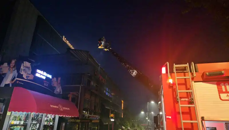 Beşiktaş'ta Yangın Faciası: 3 Katlı Restoran alevlere teslim oldu!